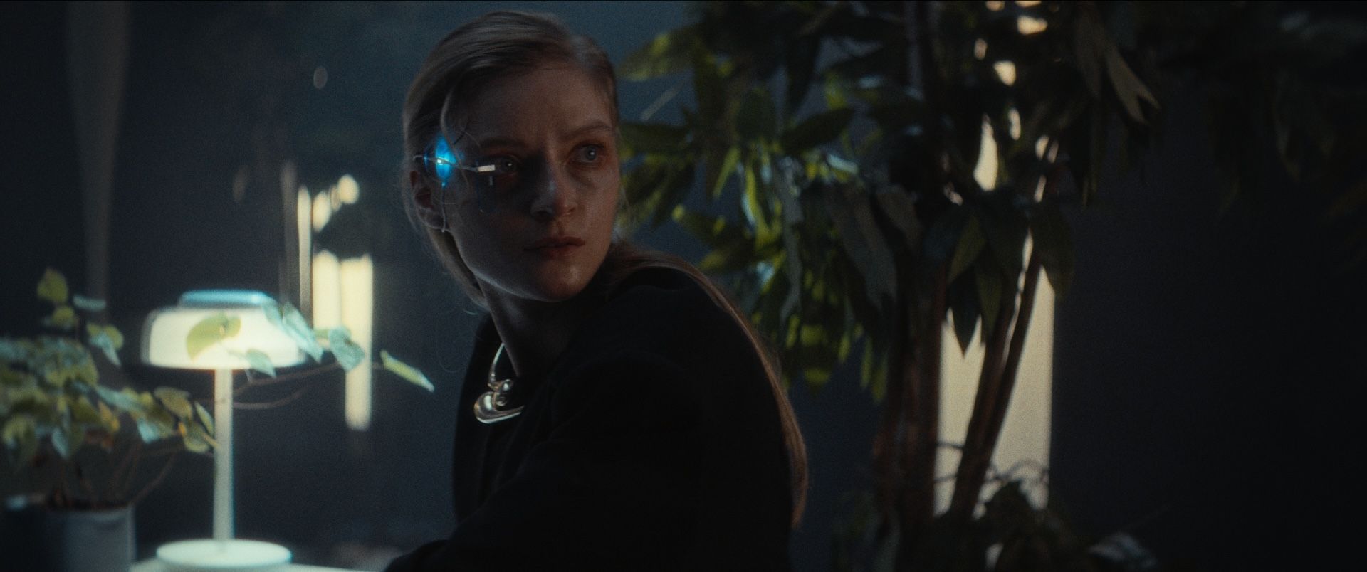 Filmstill Herr / Marie schaut erschrocken zu Herr L