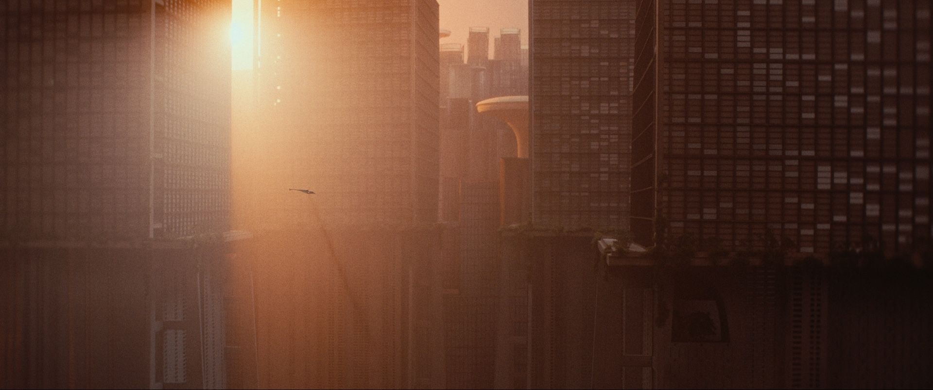 Filmstill Herr L / Der Hubschrauber fliegt durch die Stadt