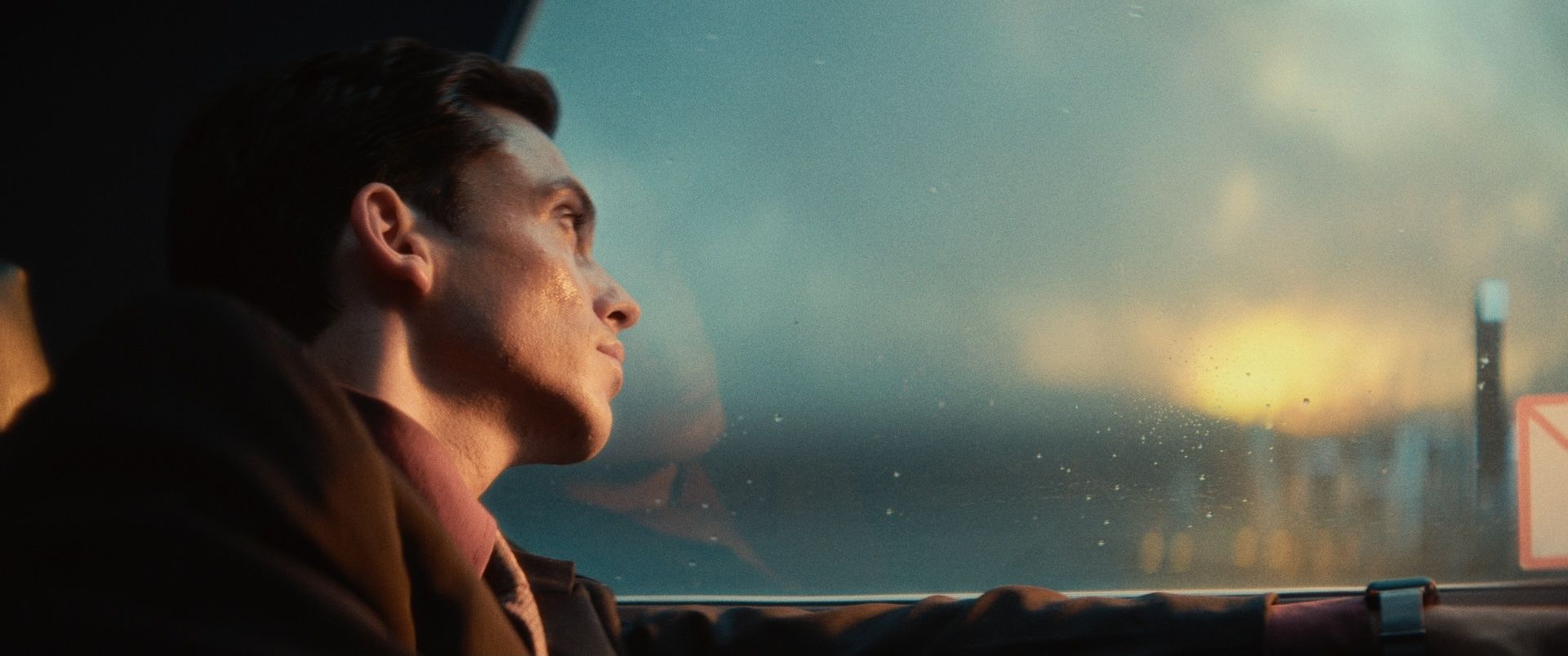 Filmstill Herr L / Herr L schaut aus dem Fenster des Helikopters