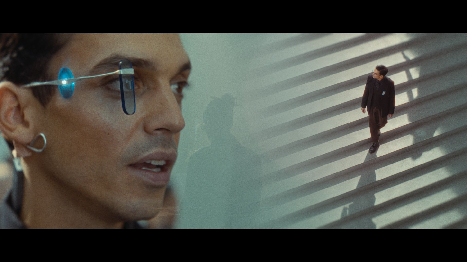 Filmstill Herr L / Herr L läuft die Treppe runter