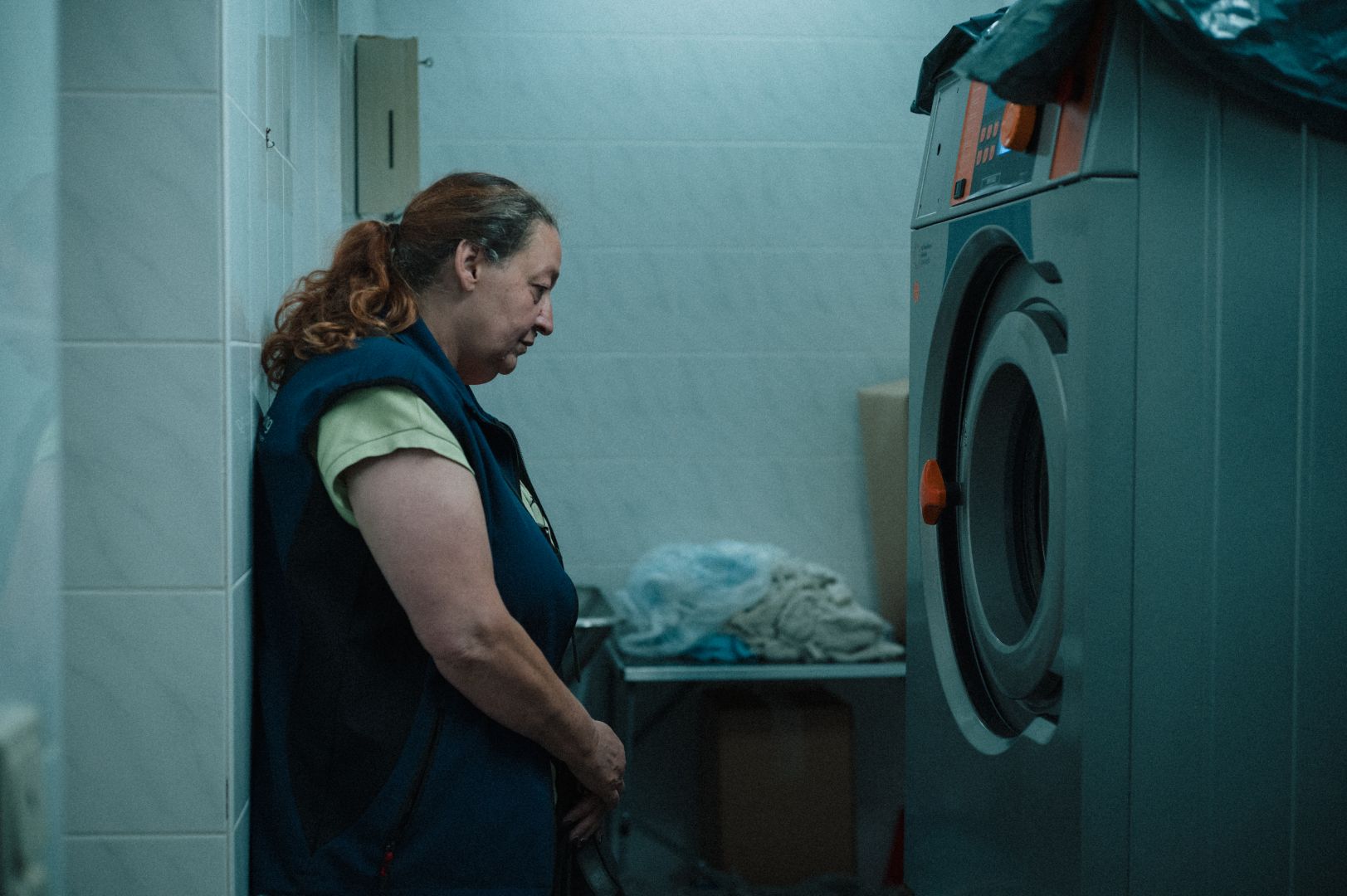 Sabine steht im Waschraum